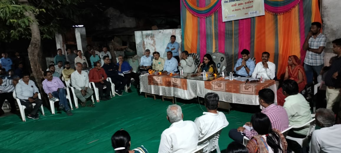 thomeghraj1's tweet photo. આજે મેઘરજ તાલુકા ના રામગઢી ગામે  માનનીય કલેકટર શ્રી ના અધ્યક્ષ સ્થાને યોજવામાં આવી  અને જેમાં લોકો ના વિવિધ પ્રશ્નો ની ચર્ચા કરવામાં આવી અને સાથે માનનીય મુખ્ય જિલ્લા આરોગ્ય અધિકારી શ્રી દ્વારા લોકો ને આરોગ્ય ની વિવિધ. યોજના ઓ વિશે વિસ્તૃત જાણકારી આપવામાં આવી. https://t.co/6yD1LYmcub