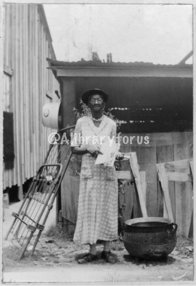 ALibraryForUs's tweet photo. “My mudder was a free bo'n Injun woman. Jus' like any ole, demmed Choctaw down in de woods.”
Josie Brown was a Choctaw Indian born about 1859, in Victoria, Texas. She and her mother was stolen and sold as slaves to a man named George Heard in Woodville, TX #Alibraryforus 🧵 https://t.co/P1pQqCENUC