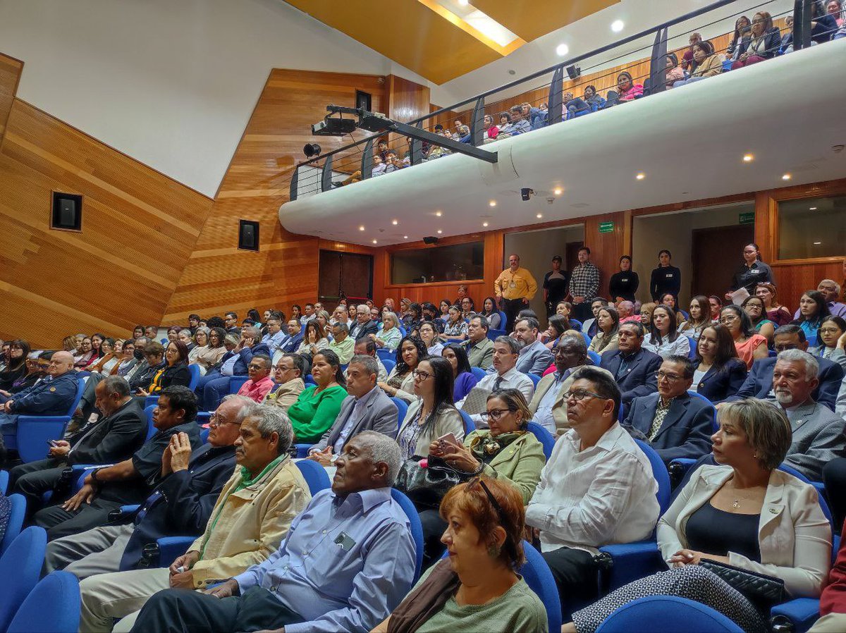 UcabGuayana's tweet photo. Directivos de la Universidad, profesores,  representes estudiantiles, gremios y diplomáticos que hacen vida en Guayana acompañan el acto https://t.co/rNZO9DtoyH