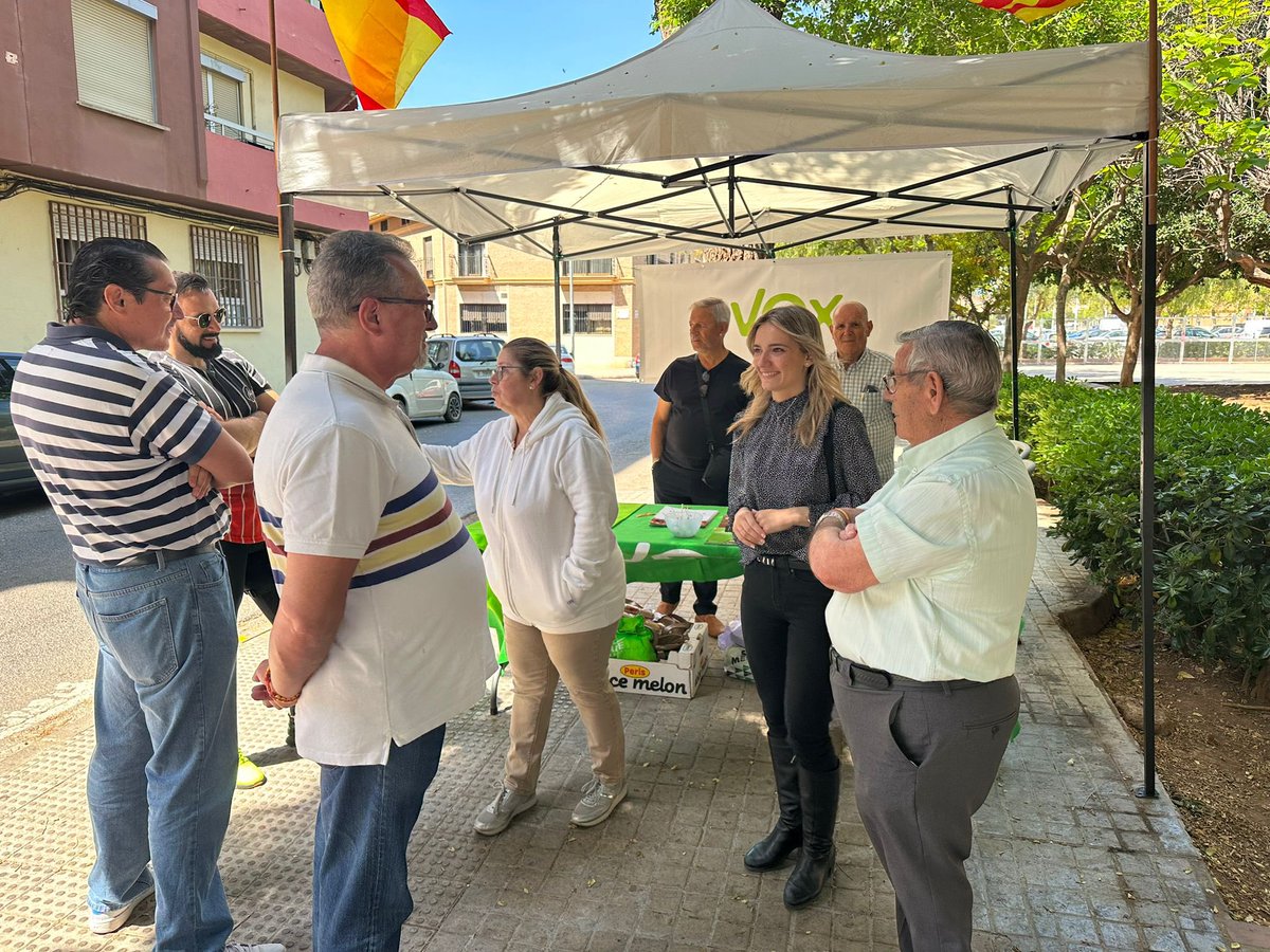 VOX_Moncada's tweet photo. Hoy en la mesa informativa a pie de calle junto a los vecinos de Moncada en la calle Valencia.
#cuidamoncada
#CuidaLoTuyo https://t.co/4uZ7s5GN6S