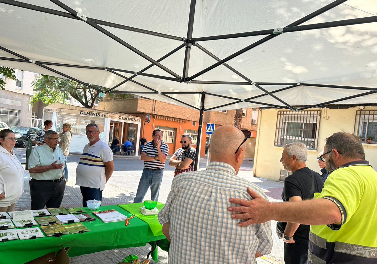 VOX_Moncada's tweet photo. Hoy en la mesa informativa a pie de calle junto a los vecinos de Moncada en la calle Valencia.
#cuidamoncada
#CuidaLoTuyo https://t.co/4uZ7s5GN6S