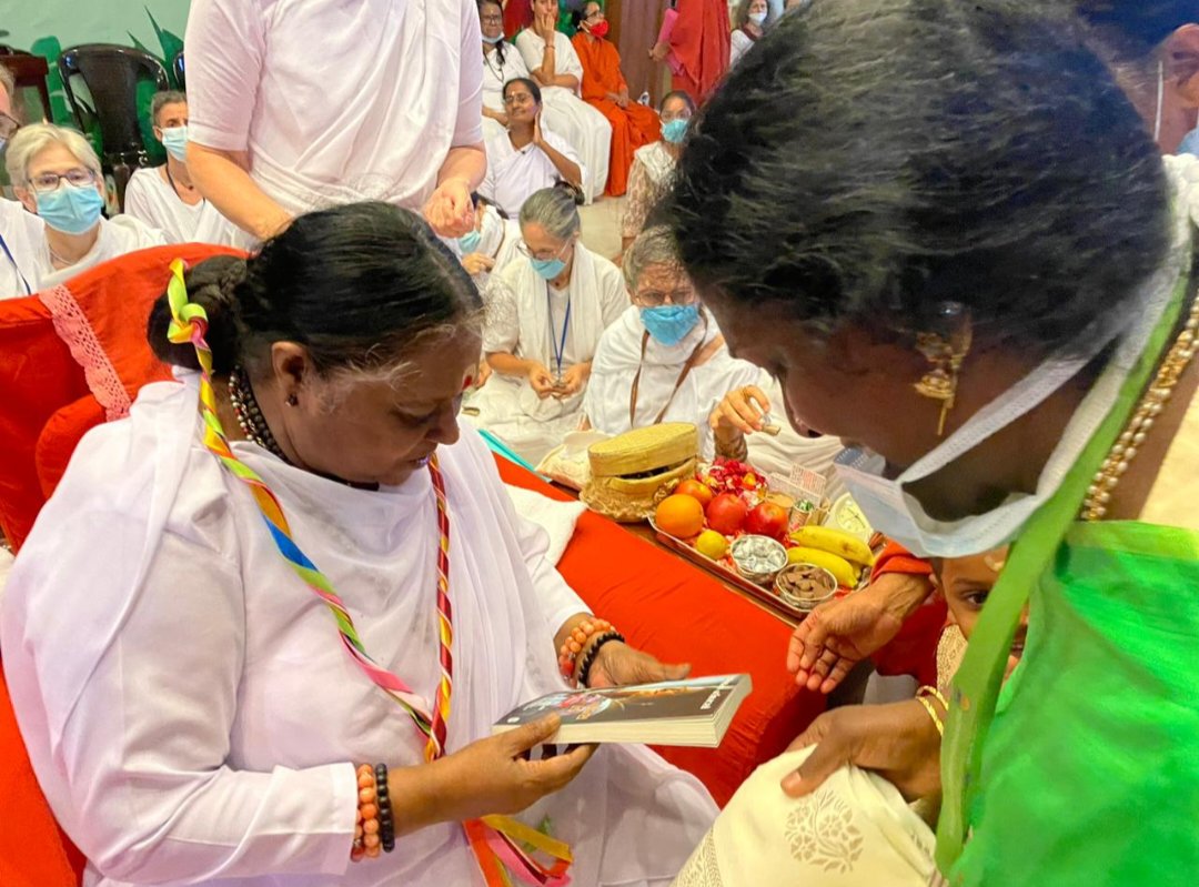 PadmashaliAkkai's tweet photo. Her Highness and utmost respected woman globally. Met @Amritanandamayi yesterday and  
she was happy to have our #Rainbow Garland n book. Stood with communities struggles with one voice. Thank you for supporting our struggle  #G20_CSO #urbanpoor #Ondede https://t.co/j4yTcgBnhi