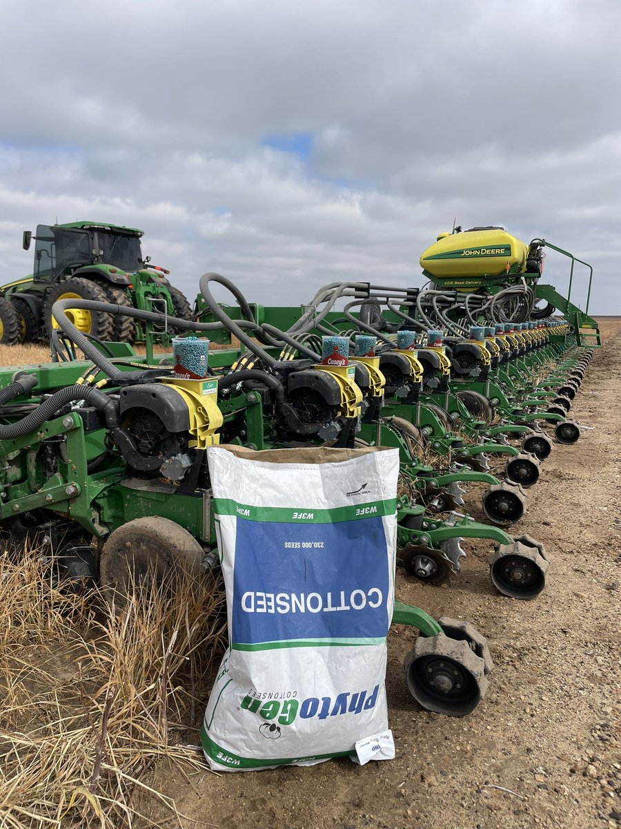 lando15ku's tweet photo. If you donโt try something you see on TikTok are you really farming? @oknotillfarmer @JJohnson1457 @VothCropConsult @PhytoGenCotton #caseysgeneralstore https://t.co/JXrRxngCeA
