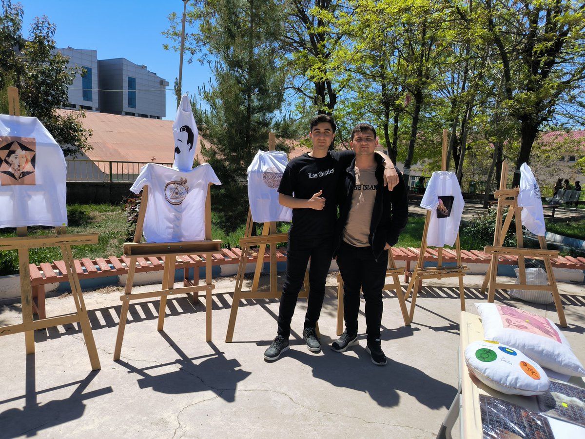 sbl_fatih's tweet image. Okulumuzda Düşün-Tasarla-Paylaş felsefe sergisi düzenlendi. Felsefe dersi öğretmenimiz Serpil TUNCA KOÇAK ve emeği geçen öğrencilerimize teşekkür ederiz.
@tcmeb @sirnakmem73 @Mirzacazim @valiosmanbilgin @SirnakValiligi @SalgutSabri @HsnYiit84184250