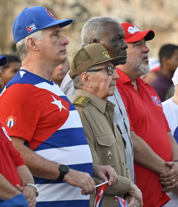 Con nuestros líderes al frente #Cuba celebró este #1Mayo porque #ALaPatriaManosYCorazon  y <a href="/ETECSA_Cuba/">ETECSA</a> presente en todo el país <a href="/Aleli100113/">Aleli</a> <a href="/CEtecsa/">comunicadora de etecsa</a>