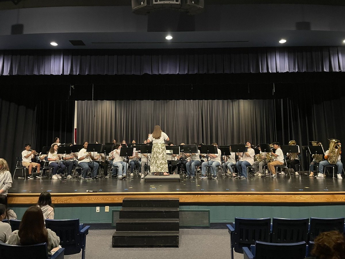 ROCKSPRINGSBAND's tweet photo. Excited to host our future 6th Grade Knights! Thanks RSMS Beginning Band for a great job this morning!! @RSMSKNIGHTS @RCSArts https://t.co/gvwn1QNO3a