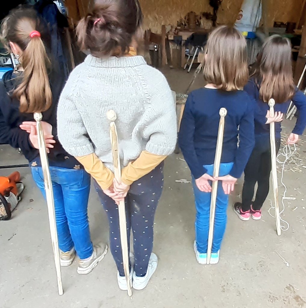ColbocJulien's tweet photo. Aujourd'hui : le matin préparation de blocs de cèdre pour des assises de tabouret + menuiserie (petit théâtre Butaï)#tronçonneuse
Puis atelier taille de bâtons de marche en noisetier avec 4 enfants.
Et vente d'un ensemble de couverts en noisetier.
#Fontainebleau #colboc https://t.co/ZwkooFRa7B