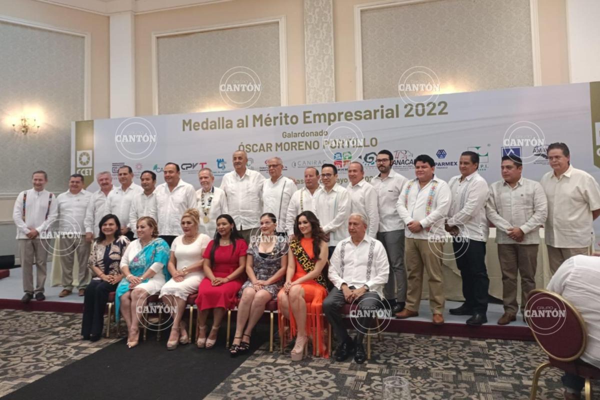 #EntérateTH🗣️| El Gobernador de #Tabasco y empresarios del estado, encabezaron el evento de entrega de la Medalla al Mérito Empresarial.
tabascohoy.com