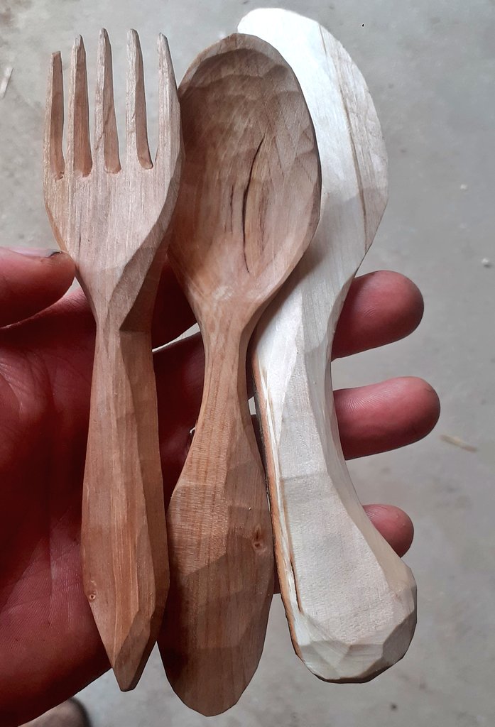 ColbocJulien's tweet photo. Aujourd'hui : le matin préparation de blocs de cèdre pour des assises de tabouret + menuiserie (petit théâtre Butaï)#tronçonneuse
Puis atelier taille de bâtons de marche en noisetier avec 4 enfants.
Et vente d'un ensemble de couverts en noisetier.
#Fontainebleau #colboc https://t.co/ZwkooFRa7B