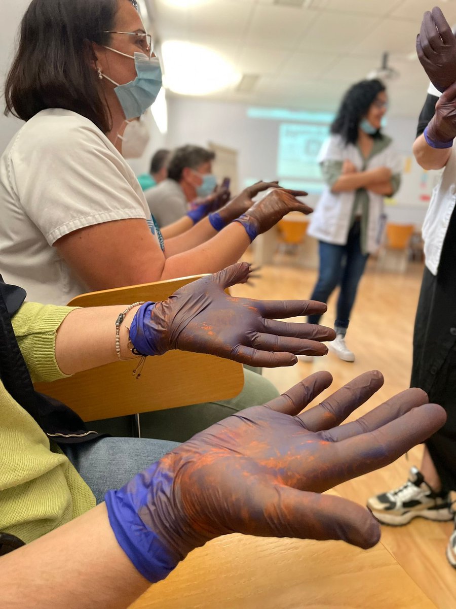 Pakijufe's tweet photo. Avui #DiaMundialHigieneMans  al Disset de setembre tots el professionals hem recordat la importància d’aquest acte que salva vides de la ma del @capitavitamines , @Emi_elPrat i @elbauldepilarin . Fem salut, fem Equip! @jordi_fblanco @Coral_Barcelona @cio_1974 https://t.co/TOvNSc0rY9