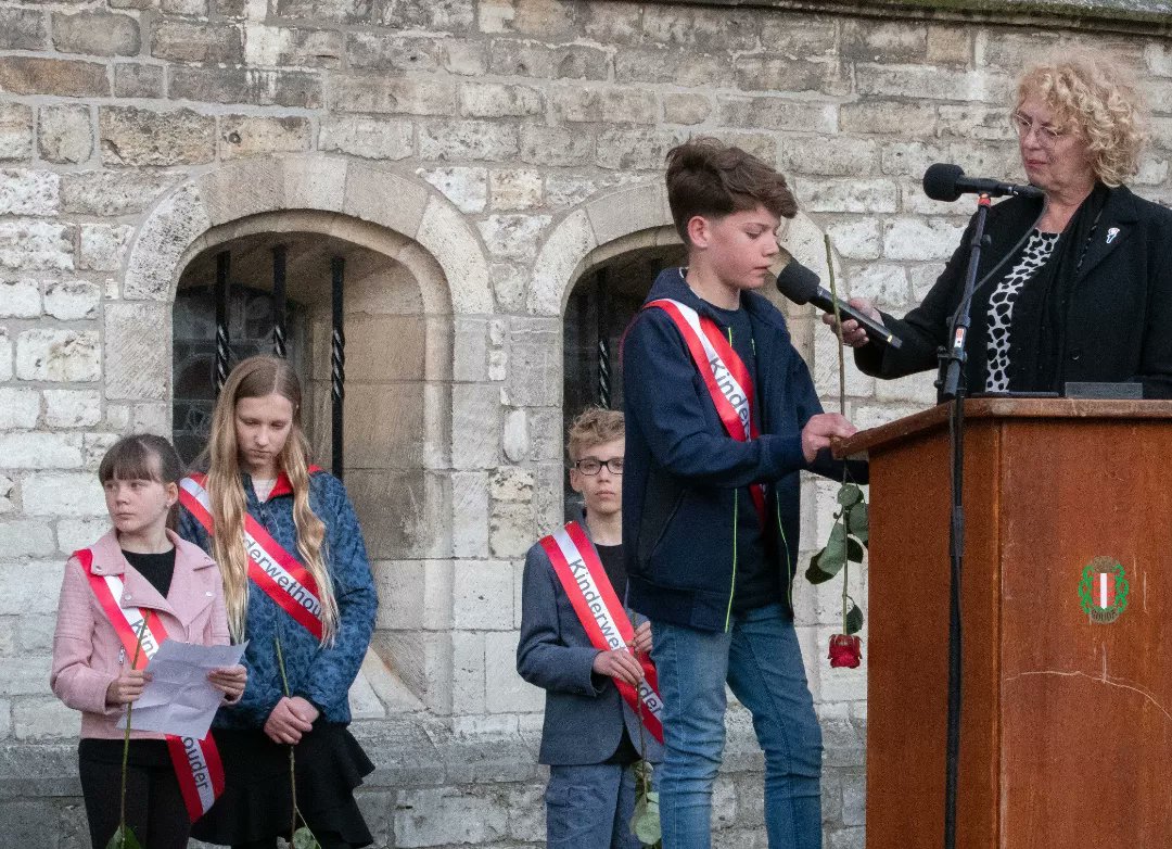 Kinderwethouders Milou, Anne, Rick en Timo lazen tijdens de Dodenherdenking de namen voor van omgekomen slachtoffers. Ze vonden het eervolle taak tijdens deze indrukwekkende bijeenkomst.  
<a href="/GemeenteGouda/">Gemeente Gouda</a> <a href="/45meiGouda/">4&5 Mei Gouda</a> #dodenherdenking #gouda #4mei 

Foto's: <a href="/astriddenhaan/">Astrid</a>