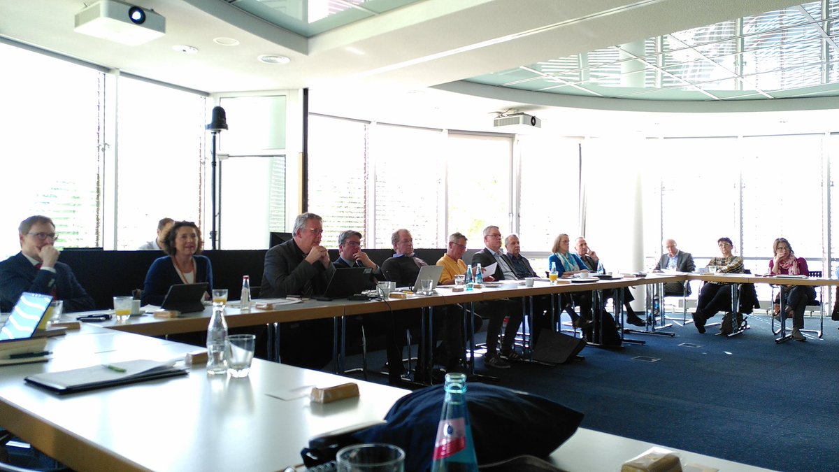 simone_killen's tweet photo. @WeisserBernhard @bundesbank @nfdi4objects Als Vertreterin des #DAI_weltweit schließe ich mich dem Dank und dem Lob der KollegInnen gerne an: wir hatten eine konstruktive Jahreshauptversammlung der Numismatischen Kommission der Länder und eine spannende Tagung zu #Falschgeld im schönen Eltville!! 
#Numismatik #Muenzen https://t.co/QFjSk1pfDg