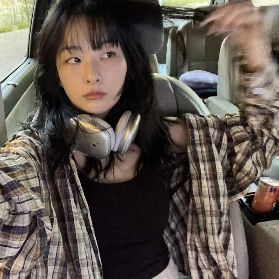 fyspexseulgi's tweet photo. turn my headphone down a little bit 🐻🎧✨ https://t.co/1TtFyloFnt