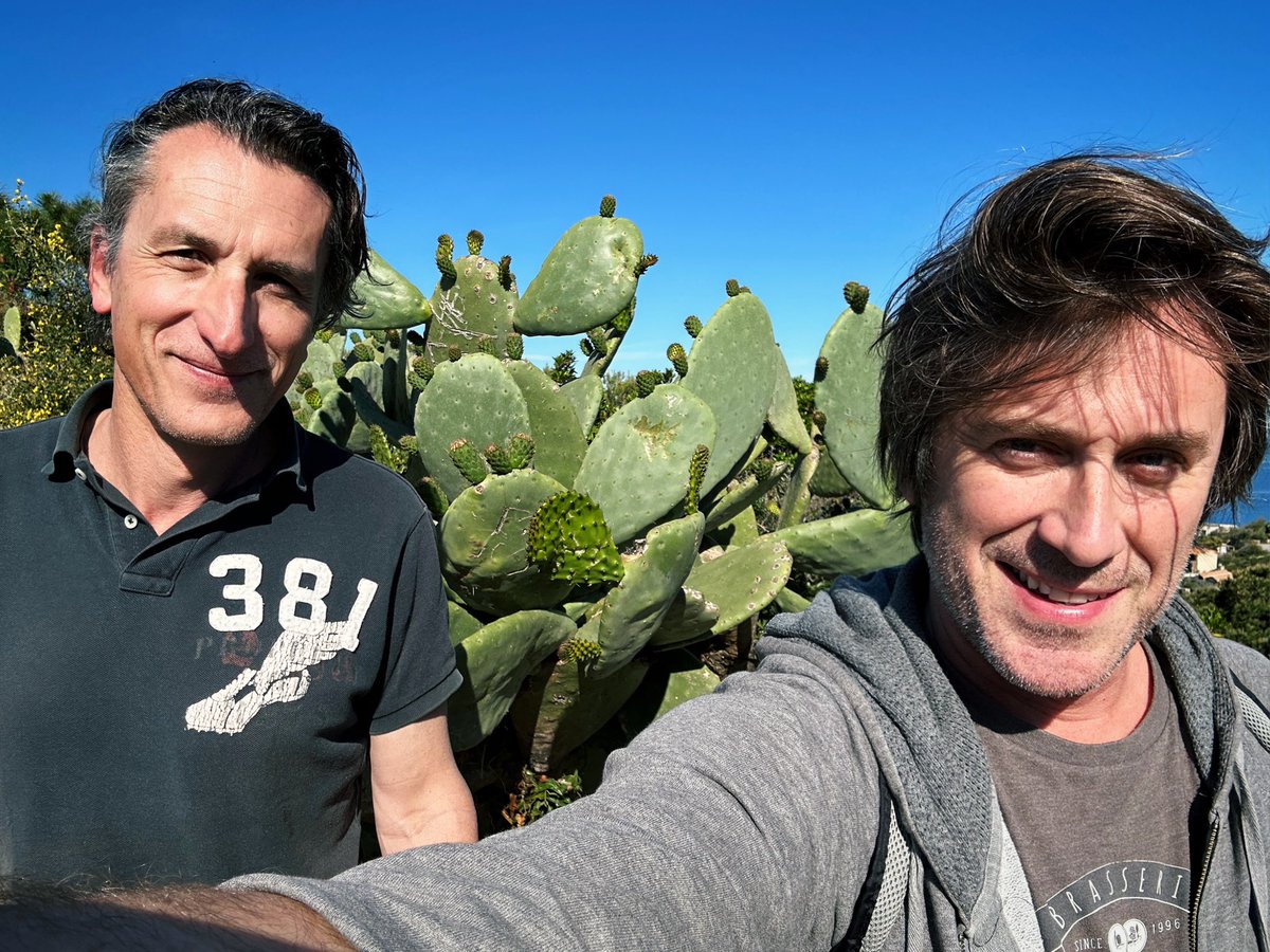 ThomasDutronc's tweet image. FRATÈ
Traduction « les frères », ça s’écrit avec un « t » je crois, mais à prononcer comme un « d »… 
Dans la vie y’a des cactus et aussi des vieux frères que j’aime comme mon Jérôme d’amour ! 🥰
@jeromeciosi
#cactus #amitie #rando #corse #corsica