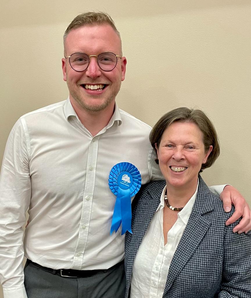 scottdismith's tweet image. Thrilled to have been re-elected with an increased majority to represent #Facit and #Shawforth on @RossendaleBC!

🔴 Lab: 207
🟢 Grn: 38
🔵 Con: 381
🟤 Ind: 240