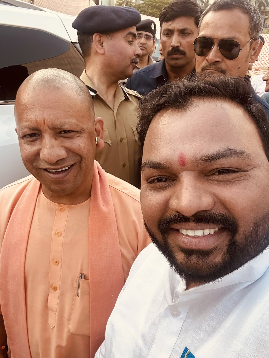 कुछ तस्वीरे तब यादगार बन जाती है जब गुरु भरी भीड़ में आवाज़ लगाये कन्हैया जी कहाँ है और तस्वीर लेने का अवसर मिले 
<a href="/KANHIYAMITTAL30/">KANHIYA MITTAL</a> 
<a href="/myogiadityanath/">Yogi Adityanath</a>