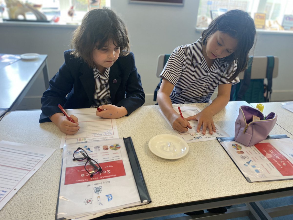 DrWallScience's tweet photo. Y4 have been observing melting ice cubes making notes and considering what’s happening to the particles inside as they melt🧊. @Habsmonmouth @MonPrepSchool #chemistry #particlemodel https://t.co/2ooKBmtcCx