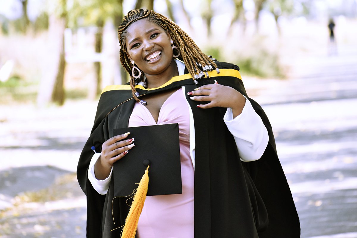 CAPtion_Motives's tweet photo. Graduate Katleho Montso 👩🏾‍🎓👑🎓🙂. https://t.co/rgHS9JXJIw