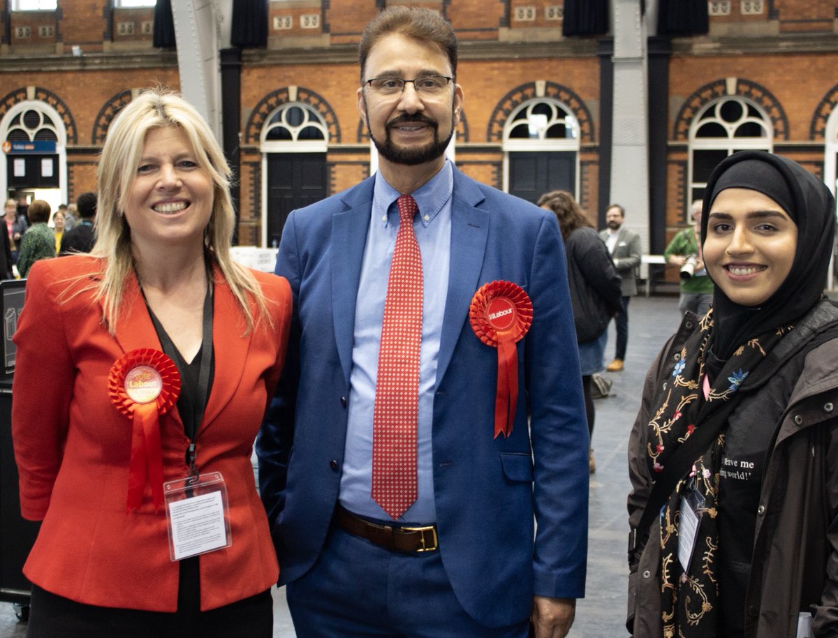 Ruby_Qa's tweet image. First election count day - DONE ✅

Here&apos;s a pic of me with Ministry of Justice Shadow Minister Afzal Khan and Cllr Linda Foley.

#LocalElections2023 @Afzal4Gorton @LindaFLabour