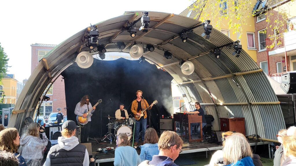 Nu in de stralende zon @wildmanwildmanwildman tijdens #invredesnaam @burgerweeshuis instagr.am/p/Cr3hPv4N3YC/