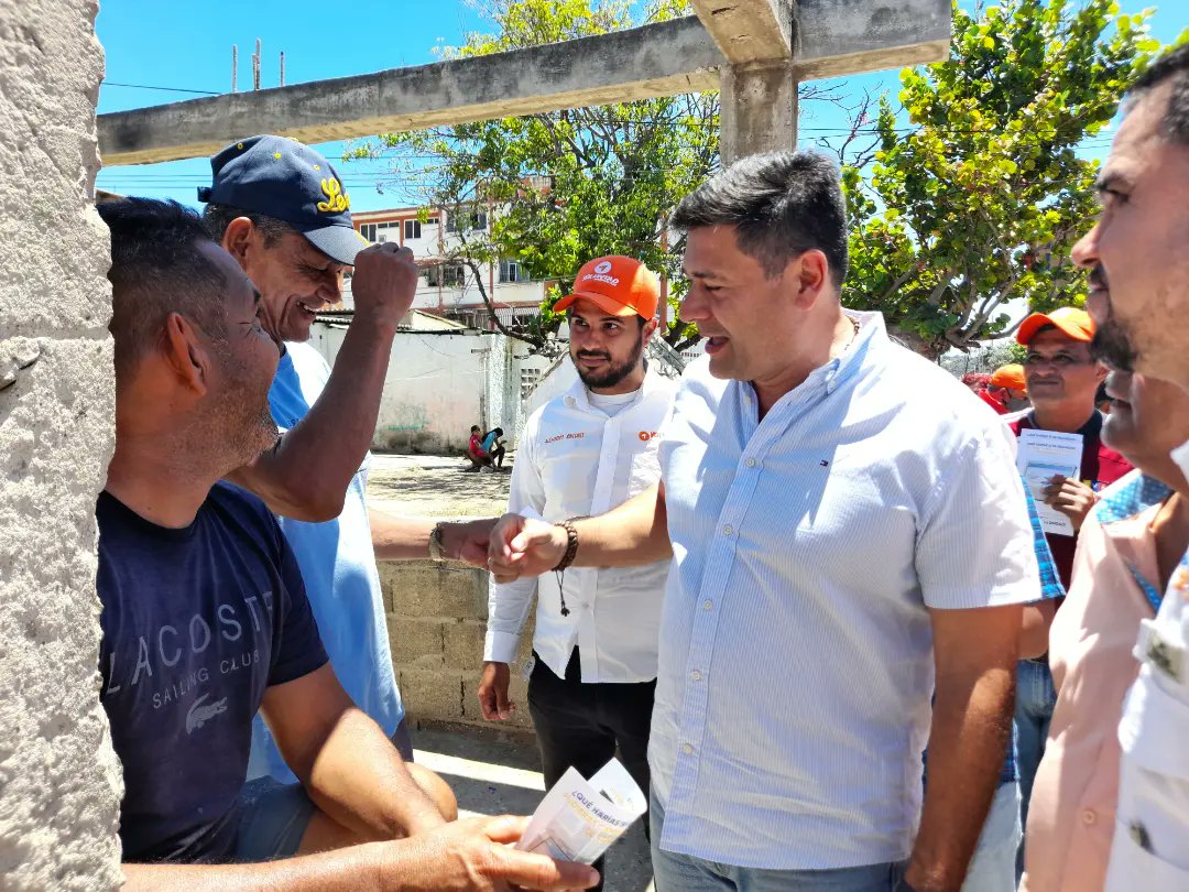 alejrinconesve's tweet photo. Desde hoy @freddysuperlano será nuestro abanderado en @voluntadpopular para las primarias de este próximo 22 de Octubre.

Se del trabajo de Freddy y confio que dará lo mejor de el por y para los venezolanos.

#SiBarinasPudoVzlaPuede https://t.co/9JVEg1wCpy