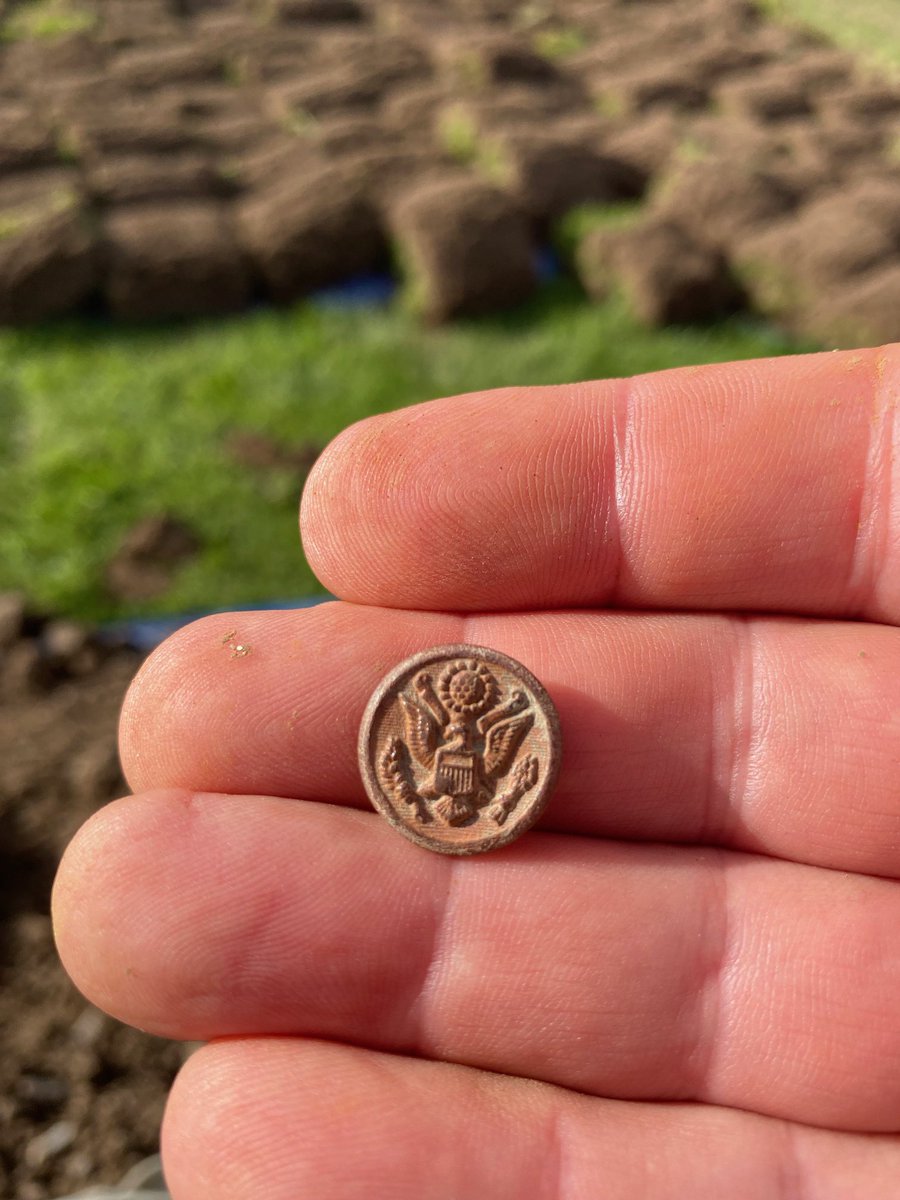 How about this for an end of day find on the #bandofbrothers excavations at Aldbourne with <a href="/thetimeteam/">Time Team</a> ? An American military button a great symbol of progress. #archaeology #veterans #wellbeing