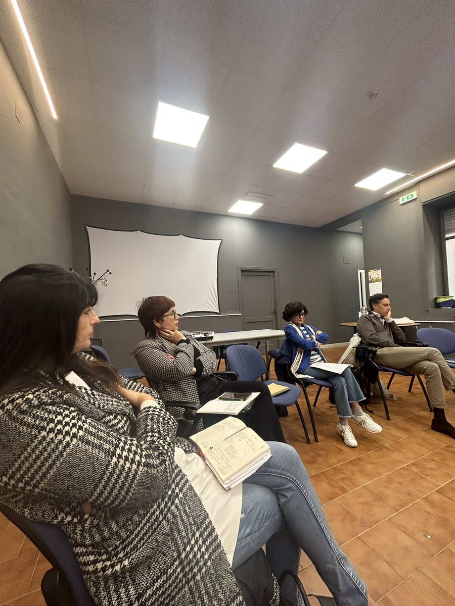 FONDAMENTI di PSICOANALISI DI GRUPPO 
QUARTA GIORNATA 
Masterclass-Giornate Salernitane della Psichiatria 

Oggi siamo entrati nel vivo della teoria e della tecnica di condizione dei gruppi con Alessandra Tenerini. 

#uosm7 #salerno #psichiatria #psicoanalisi #gruppo #avanti