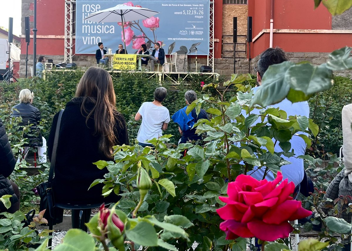 #RoseLibriMusicaVino entra nel vivo con:

🌹Alessandro Rocca, giornalista documentarista 
🌹<a href="/lusca19/">Luciano Scalettari</a>, presidente <a href="/resqpeople/">ResQ - People Saving People</a> 
🌹Giuseppe Pascale, docente di Diritto internazionale UniTS
🌹Modera la giornalista <a href="/annapiuzzi/">Anna Piuzzi</a>