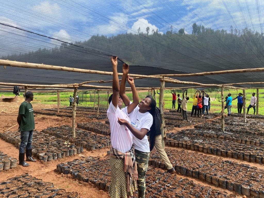 CorpsAfricaRda's tweet photo. To unlock a prosperous future, it is essential to empower the youth and harness teamwork. Yesterday's Gisagara Youth Empowerment Cooperative's community work, facilitated by our Volunteer Emmanuel in Nyanza Sector of @GisagaraDistr.. 1/4 https://t.co/b4HYJMNVEz