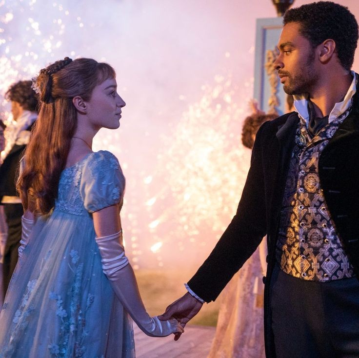 illicitdarion's tweet photo. Que feliz me hace Bridgerton con sus tramas, sus vestuarios, los actores y las actrices, el soundtrack. Es todo lo que una chica romántica empedernida necesita. https://t.co/alH3UBUSiy