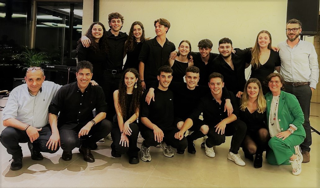 , y que supuso el debut oficial del grupo musical formado por estudiantes de nuestro centro magistralmente liderados por la profesora Andrea Seijo Ares. Nuestro reconocimiento y agradecimiento a todos ell@s.