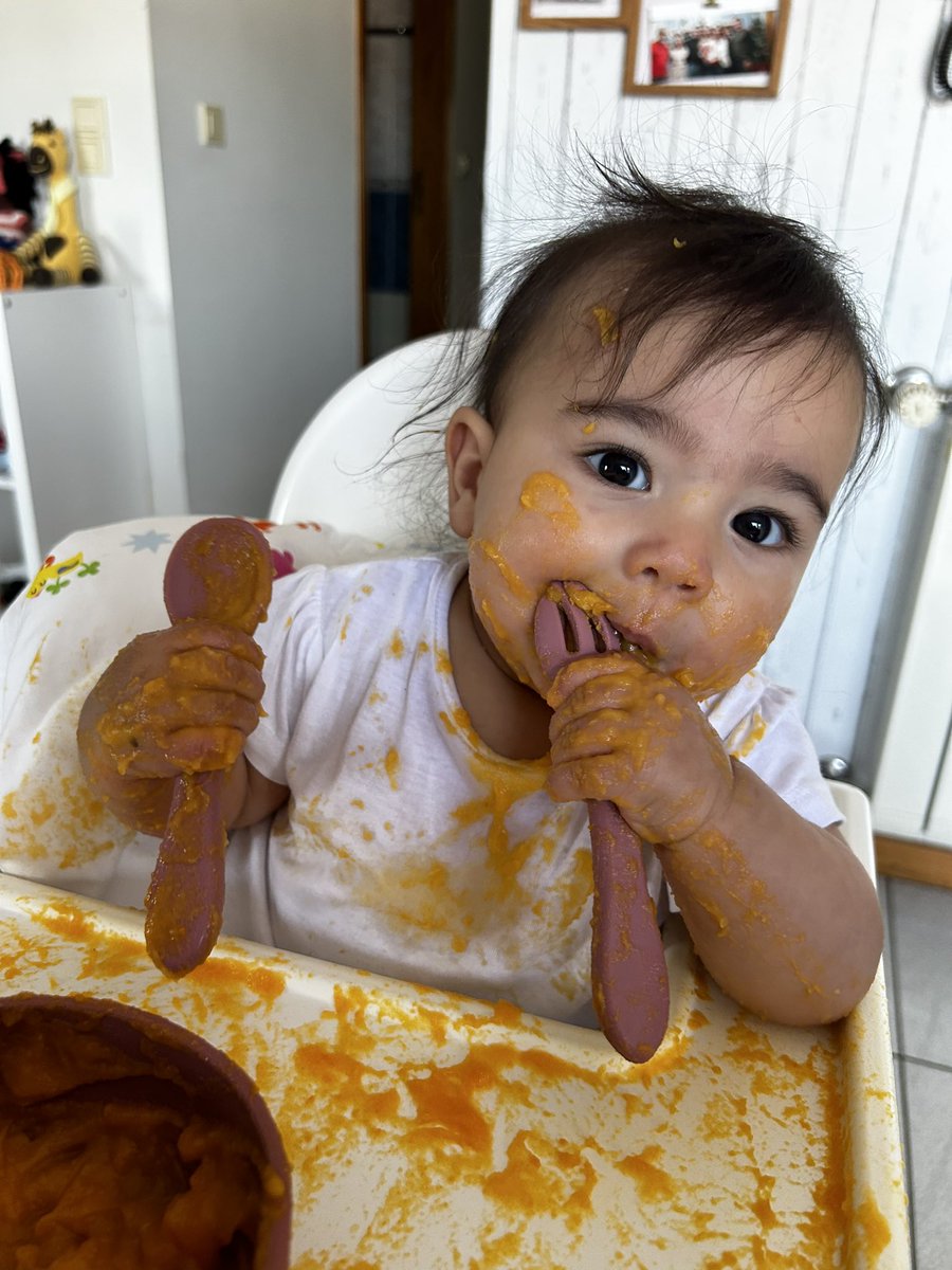 LeoCDamascena's tweet photo. É assim mesmo que se faz a introdução alimentar?! Eu vejo nos filmes as crianças todas limpinhas e aqui parece um cenário de guerra 🤣🤣🤣 https://t.co/PNK9wLZ9Xt