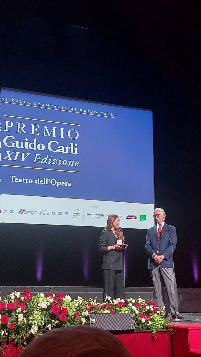 Lucia #Goggia riceve il XIV #PremioGuidoCarli dalle mani di Giovanni #Malago.