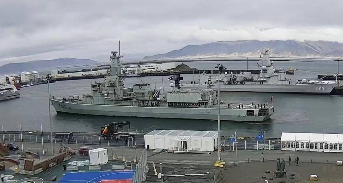 La NATO ha condotto un'importante esercitazione antisommergibile nel Nord Atlantico. A Reykjavik oggi c'è un grande raduno di navi dell'alleanza, comprese anche le portoghesi (nella foto la fregata F333 Bartolomeu Dias, seguita dalla fregata olandese F831 Van Amstel)