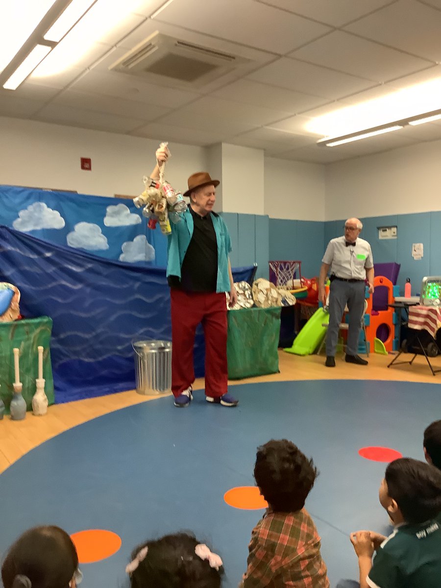 D30PreK's tweet photo. Having some recycling fun with Grand Falloons #thisisprek #prekforall #district303k/prekcenters https://t.co/2PDU82ttih