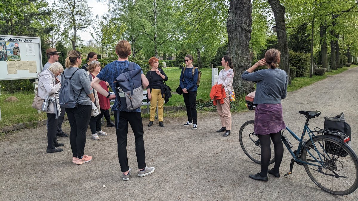 ClaudiaMaicher's tweet photo. #Kunst hat selbst auf einem Friedhof einen Platz! Bei meinem heutigen #JanesWalk 🚶über den Plagwitzer Parkfriedhof mit Dagmar Zehnel (Projektleiterin der Freiluftgalerien) & Petra Kießling (Vorsitzende #GEDOK Mitteldeutschland) konnte ich mich davon selbst überzeugen. 1/2 https://t.co/h3JOF6wVuM