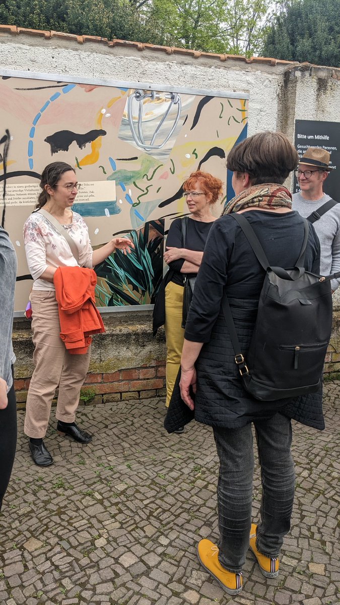 ClaudiaMaicher's tweet photo. #Kunst hat selbst auf einem Friedhof einen Platz! Bei meinem heutigen #JanesWalk 🚶über den Plagwitzer Parkfriedhof mit Dagmar Zehnel (Projektleiterin der Freiluftgalerien) & Petra Kießling (Vorsitzende #GEDOK Mitteldeutschland) konnte ich mich davon selbst überzeugen. 1/2 https://t.co/h3JOF6wVuM