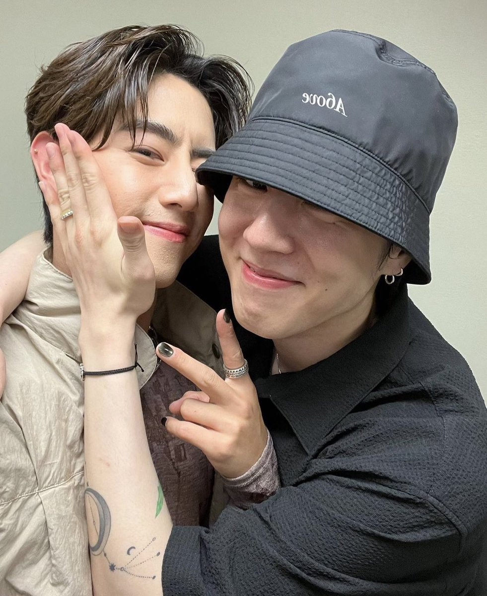 AiwaiwWang's tweet photo. น้ำตาไหลดีใจ ความ3000ของก็อต7ไม่เคยจางหายไปไหนเลย😭😭😭😭 💚 #MarkTuan
#Yugyrom #theothersidetour_BKKD1 https://t.co/fRft5Q6zNX
