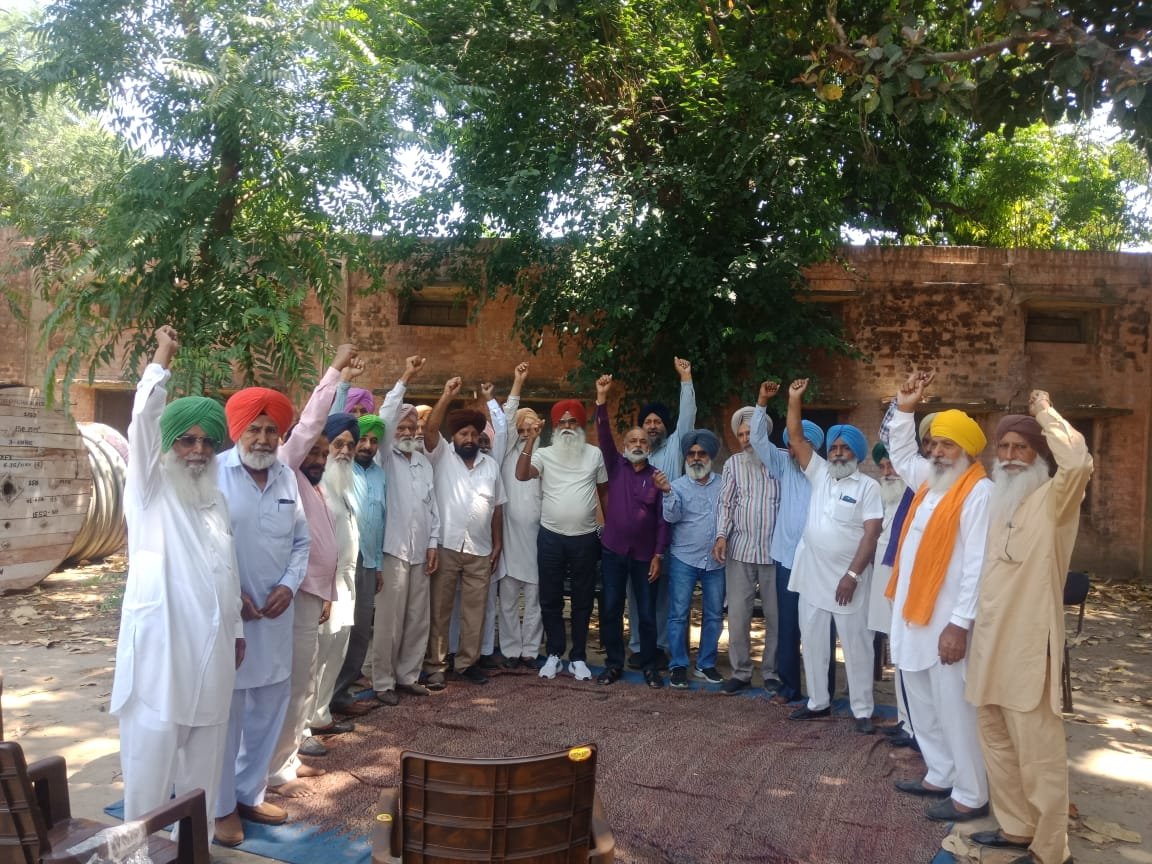 lehra1961's tweet photo. #StandWithChampions 
#BajrangPunia 
#standwithwrestlers 
ਭਾਰਤੀ ਕਿਸਾਨ ਯੂਨੀਅਨ ਏਕਤਾ ਡਕੌਂਦਾ ਨੇ ਪਹਿਲਵਾਨਾਂ ਦੀ ਹਮਾਇਤ ਵਿੱਚ ਪੰਜਾਬ ਦੇ ਦਰਜਨਾਂ ਪਿੰਡਾਂ ਵਿੱਚ ਬ੍ਰਿਜ ਭੂਸ਼ਣ ਦੀਆਂ ਅਰਥੀਆਂ ਸਾੜੀਆਂ https://t.co/DileqbxHwx