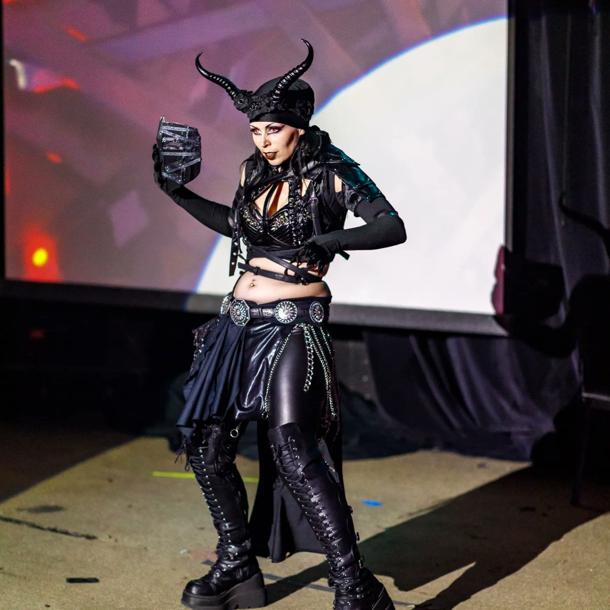 SitriSophia's tweet photo. 𝕴'𝖑𝖑 𝖇𝖊 𝖙𝖍𝖊 𝖊𝖓𝖊𝖒𝖞

Stage persona: Villian, so spoopy, much scary
Real life: cinnamon roll, cries when animals are too cute. 

📷: Clockwork Steve Photography
Swipe for uncropped versions! 

At Forbidden Bazaar at Ground Zero as the Jabberwocky. https://t.co/EwRoQ9hHzL