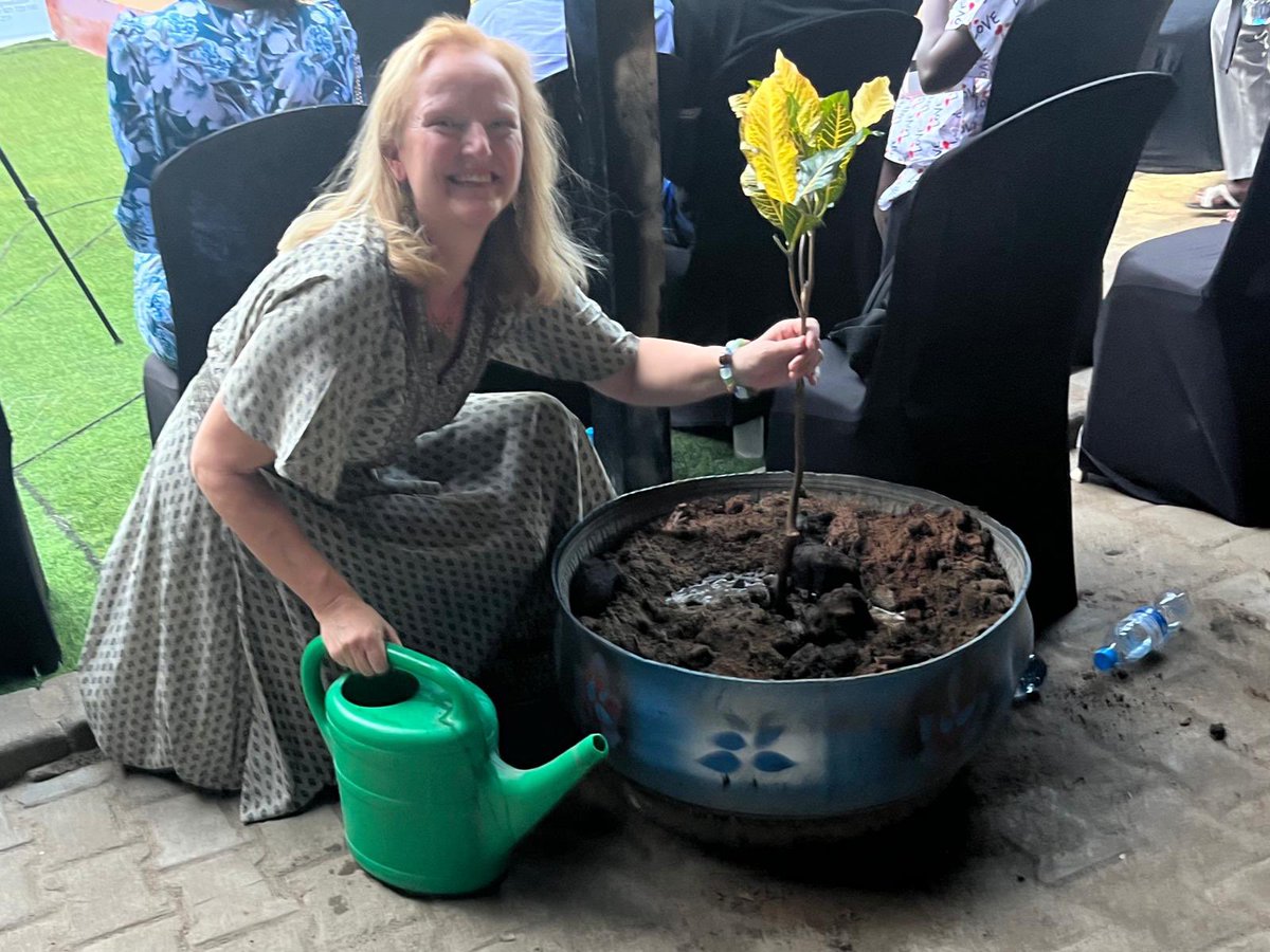 Celebrating #EuropeDay2023 with <a href="/TimoOlkkonen/">Timo Olkkonen🇫🇮 🇪🇺🇺🇦</a> and <a href="/nelsonkwaje/">Nelson Kwaje</a> at #ScenicHub with the youth of South Sudan. Planting a tree on what also happens to be our Liberation Day #5mei