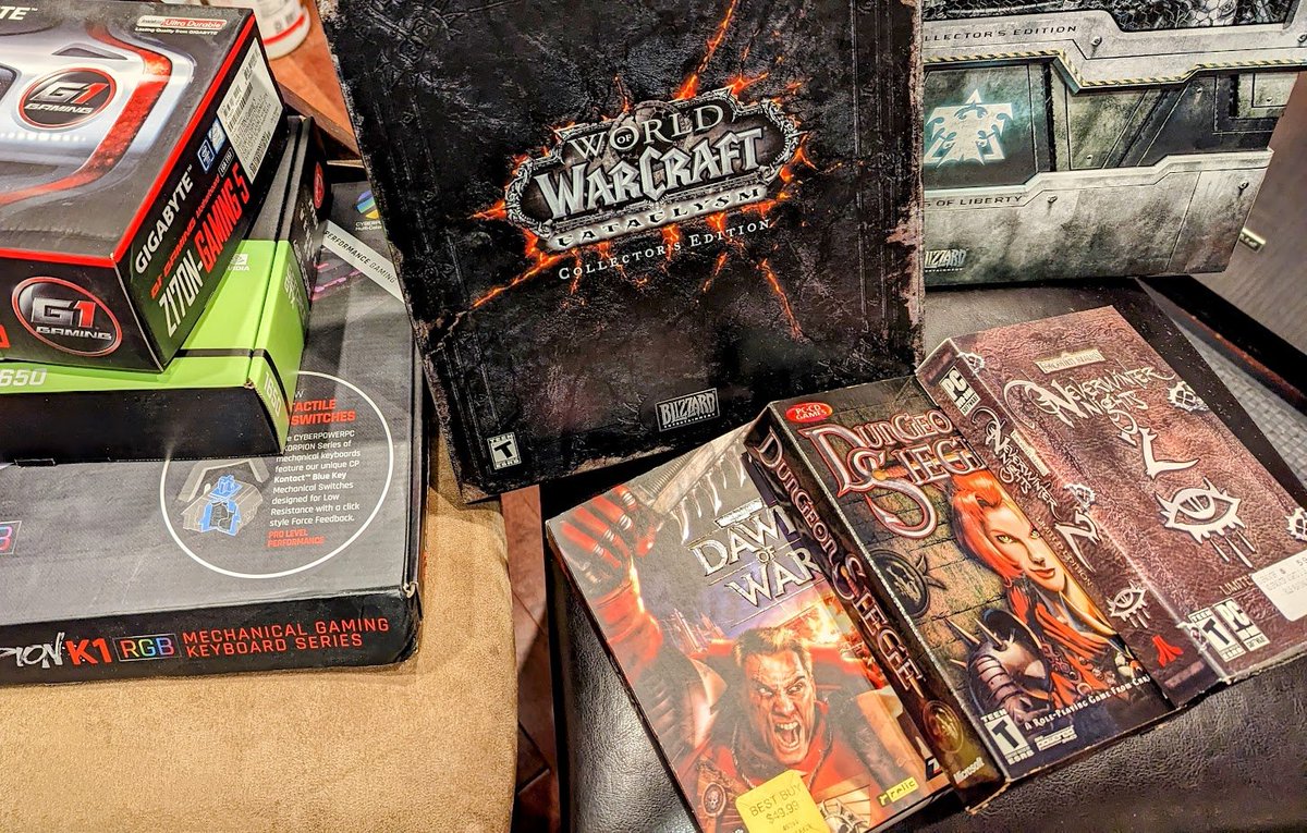 JGameplayVideos's tweet photo. @pcgamer I'll call this bet and raise you original boxes of PC games from the early 2000s, the collector editions were opened for the CDs only, and all other goodies are still sealed and unopened. Got a ton more this was just what was easiest to grab. https://t.co/HrvavY8R0j