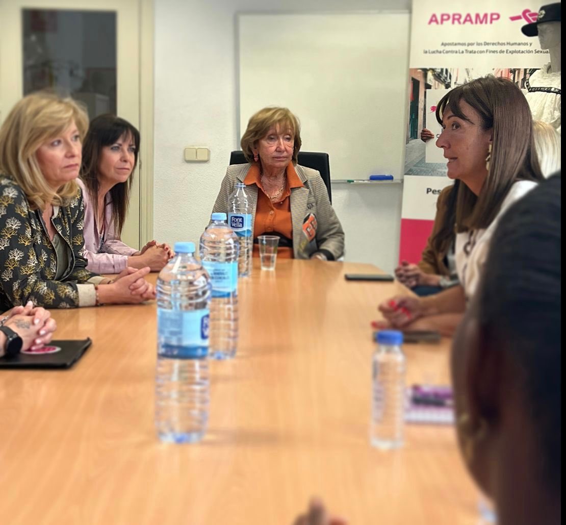 Con <a href="/SlvMonterrubio/">Silvia Monterrubio</a>, impresionada con las mediadoras de <a href="/APRAMP/">APRAMP</a> en su Centro de Formación viendo cómo ayudan a mujeres y niñas víctimas de trata y explotadas sexualmente, desde que son detectadas hasta que logran su inserción plena.

Qué trabajo tan necesario, <a href="/RocioMo76671738/">Rocio Mora</a> ❤️