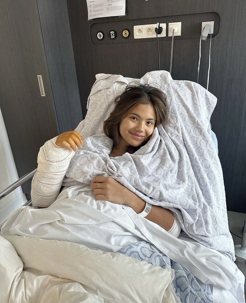 Carlos Alcaraz during his interview: “I want to dedicate this day to Emma Raducanu who had surgery today. I wish her a very very speedy recovery, she doesn’t deserve any of this. I wish she comes back fast on court and maybe play some mixed doubles, I always wanted that.”