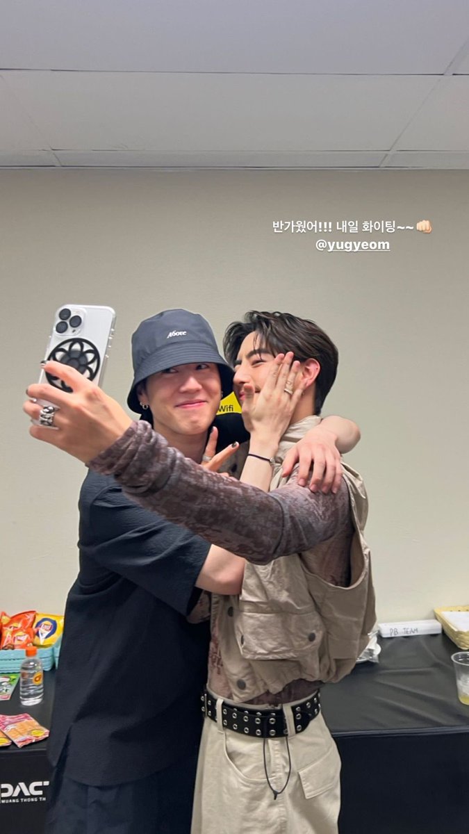 withyoumarktuan's tweet photo. 230505 Mark’s IG Update with Yugyeom

“It was nice to see you!!! Good luck for tomorrow~~👊🏻”

https://t.co/IYkiCtQzMs

MARK TUAN IN BANGKOK D1
#theothersideAsiaTour 
#theothersidetour_BKKD1 
#MarkTuan #마크 #段宜恩 
@marktuan @dnaofficial 
#YUGYEOM #유겸 @yugyeom 
#GOT7 #갓세븐 https://t.co/vYCE1Etwj4