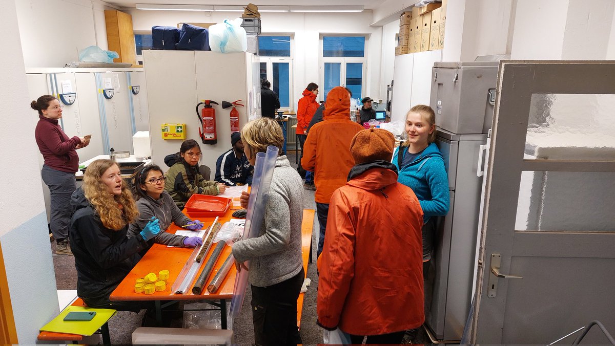 BExplo_de's tweet photo. Abends im Feldlabor:
#Soil Sampling Campaign 2023 im #AlbExploratorium. https://t.co/RSXORl2COP
