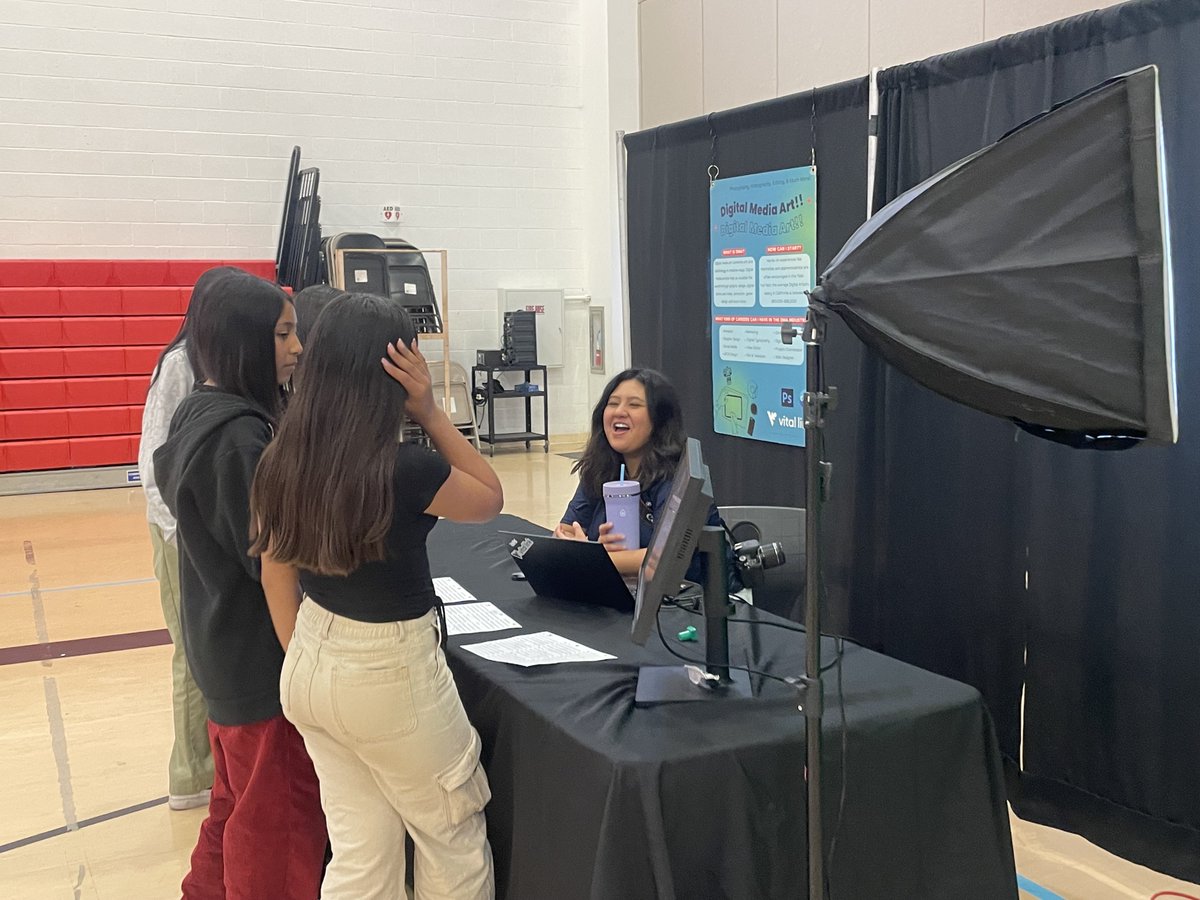 VitalLink_CA's tweet photo. Thank you  @SycamoreMagnet , for allowing us to visit your students for our last exhibit day of the school year! 🎓

Click the link to learn more about our Exhibit Day: https://t.co/tXK7lf4l89

#vitallink #sycamoremagnetacademy #exhibitday #CTE #OC #students #teachers #careers https://t.co/PWFuG8GEQl