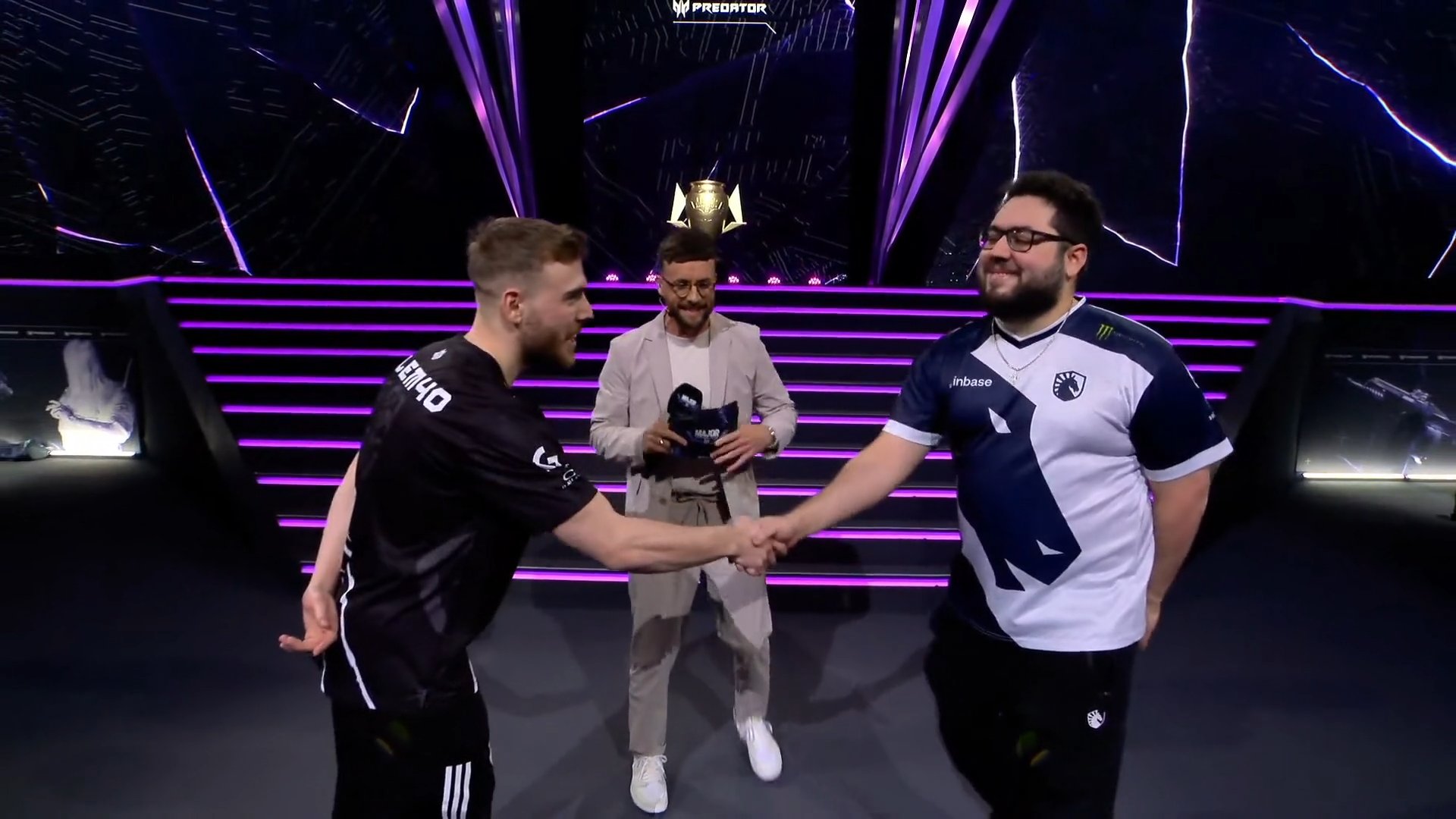 Jogador da G2 e da Liquid apertando as mãos. Major Copenhagen. Foto: Reprodução