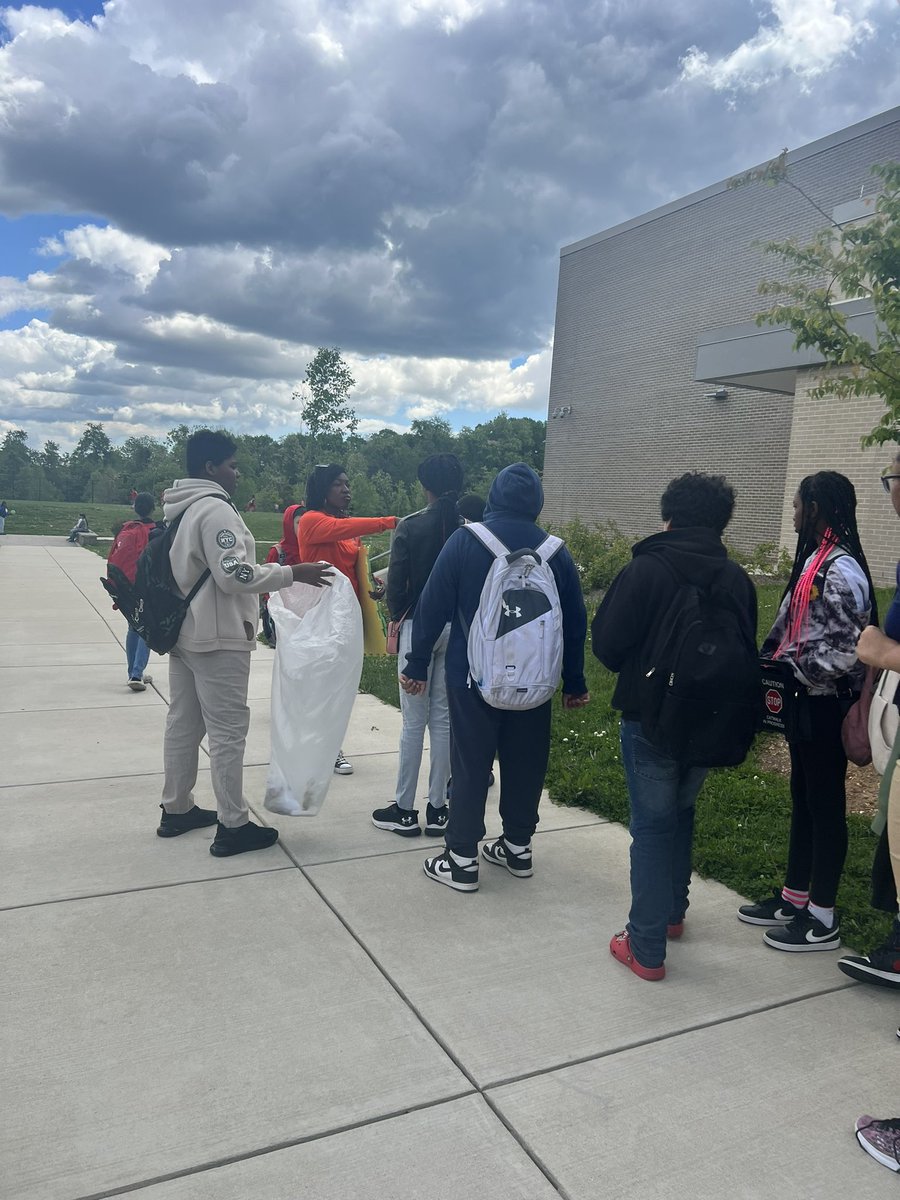 PlaceTos's tweet image. When student leaders take the lead! ❤️@BayBrookEMS #scienceclass #Clnlive5