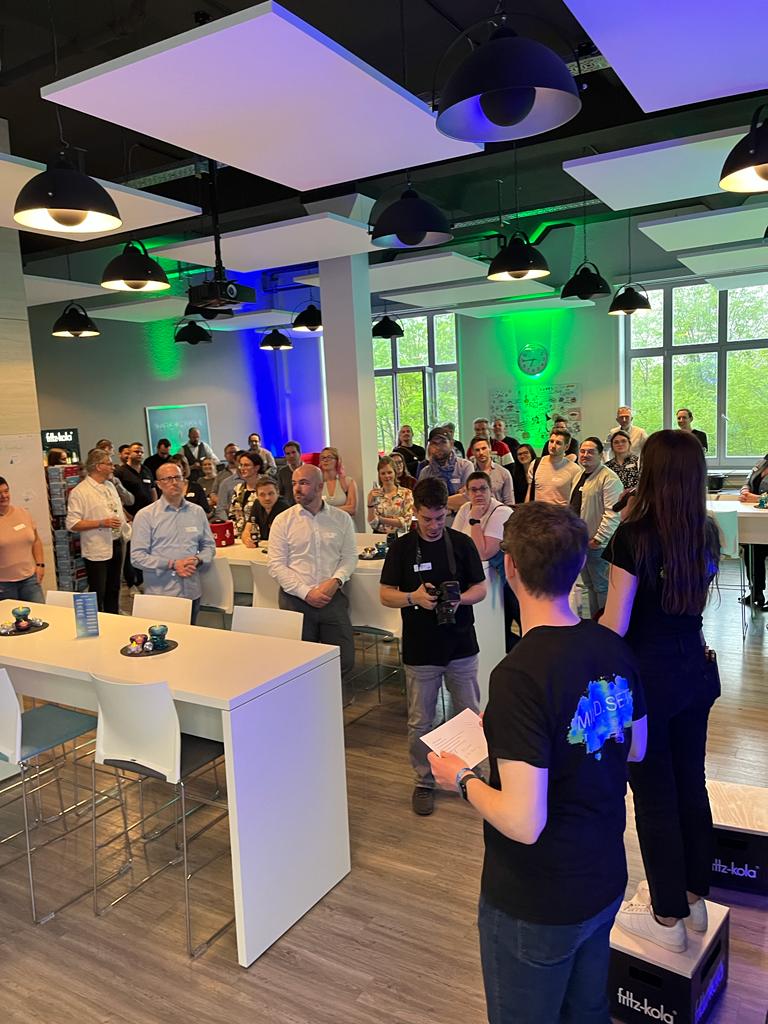 Der offizielle Teil vom Tag 1 der MIND.SET 2023 ist geschafft! Jetzt lassen wir bei tollem Essen und kühlen Getränken den Abend ausklingen. Danke für diesen perfekten Konferenz-Tag! 

#mindsetmeetup #stayagile💙💚